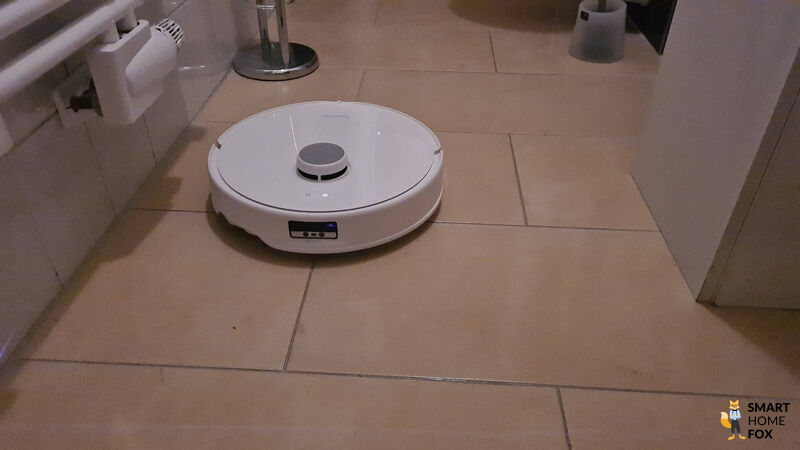 Der Roborock Qrevo Curv hat fast alle Flecken vom Fliesenboden im Test entfernt.